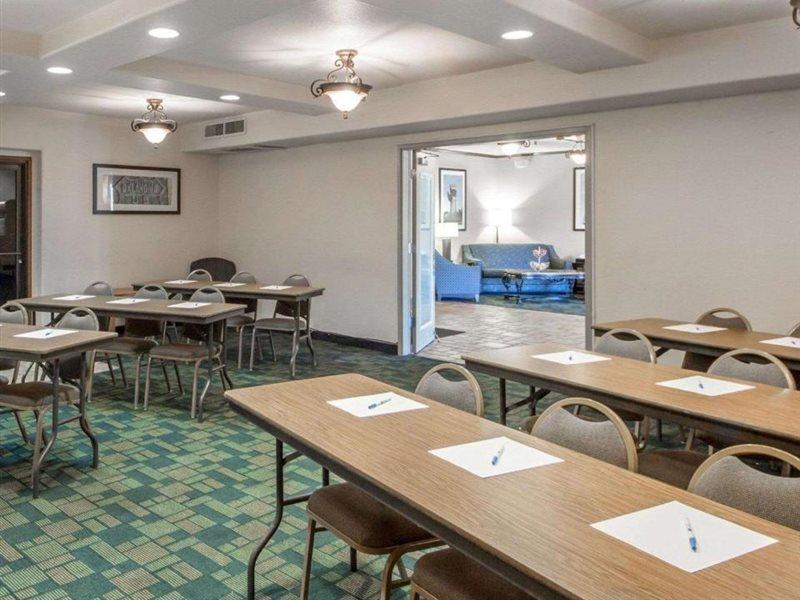 Quality Inn Tulsa-Downtown West Экстерьер фото