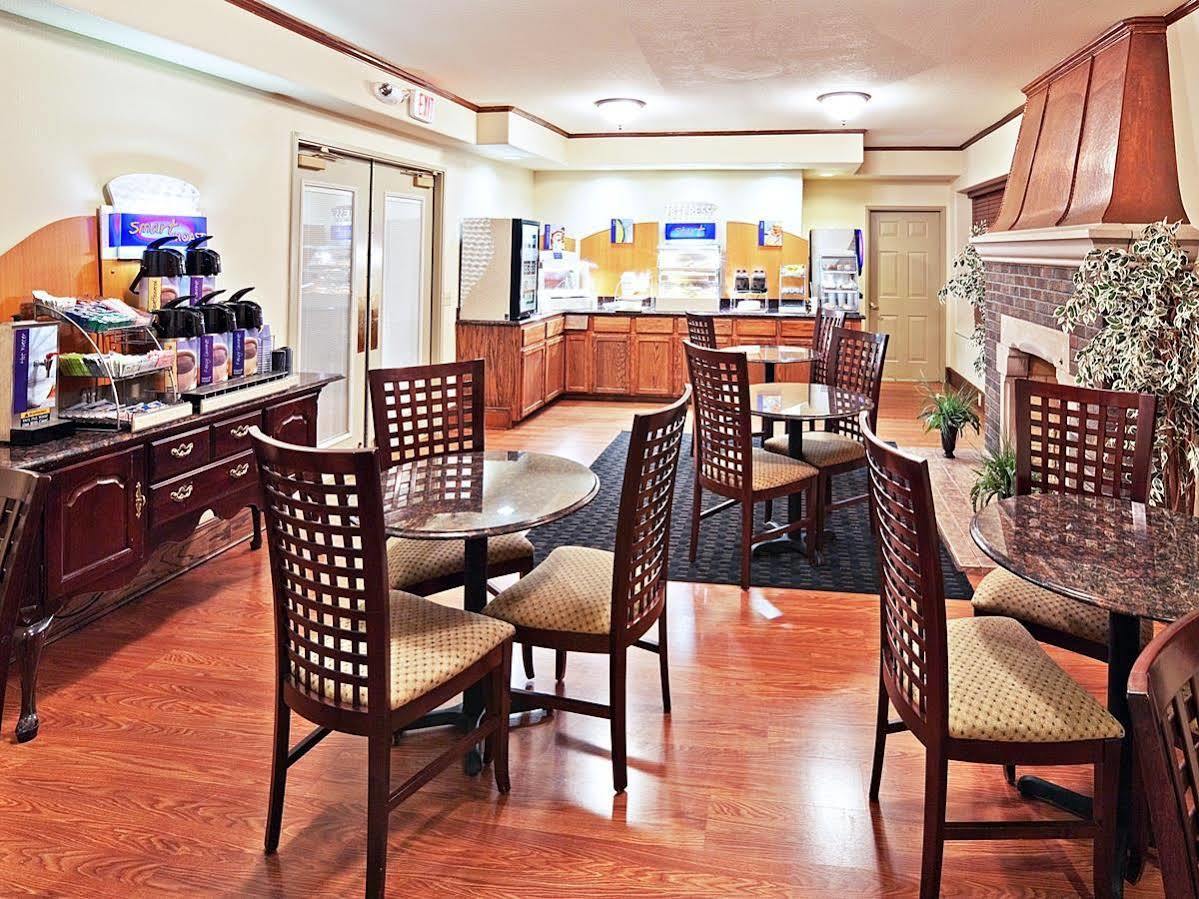 Quality Inn Tulsa-Downtown West Экстерьер фото