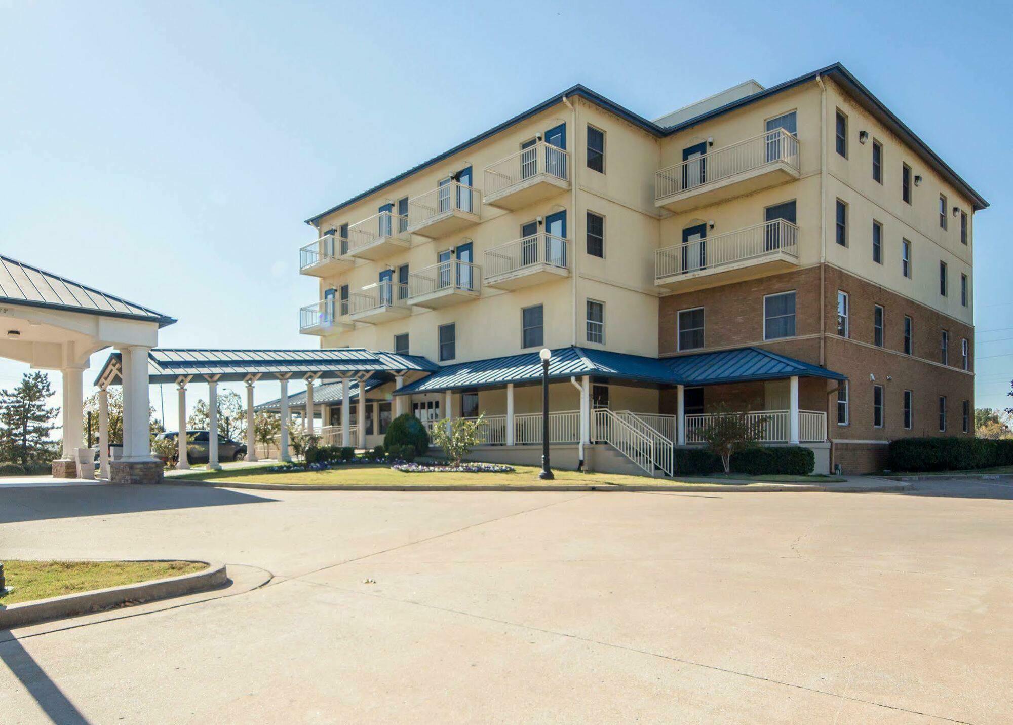 Quality Inn Tulsa-Downtown West Экстерьер фото